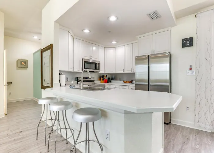 Clearwater Hideaway: Walkable Location!