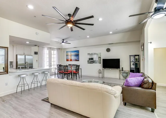 Clearwater Hideaway: Walkable Location! *