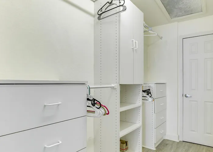 Clearwater Hideaway: Walkable Location!