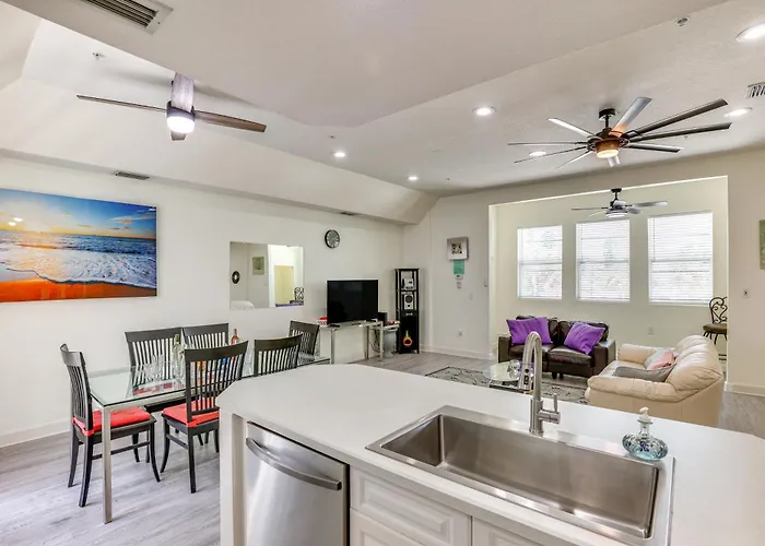 Clearwater Hideaway: Walkable Location! *