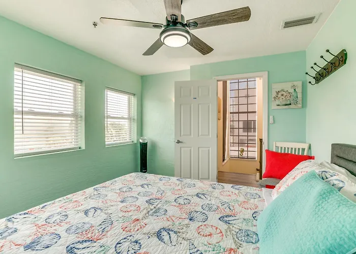 Clearwater Hideaway: Walkable Location!