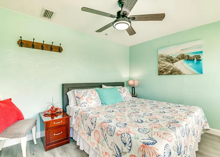 Holiday home Clearwater Hideaway: Walkable Location! *